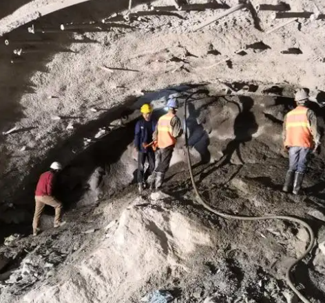建始拱顶带模注浆料的施工流程及注意事项